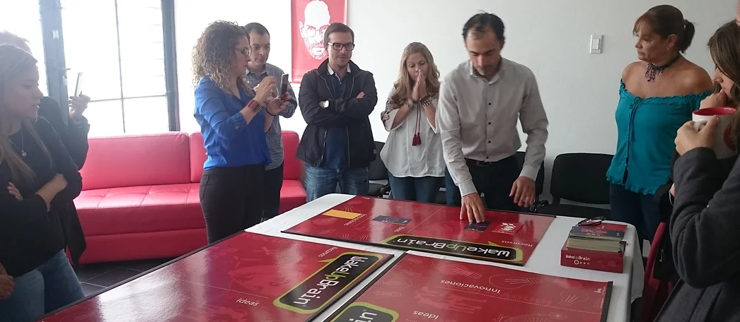 Sesión de certificación internacional con WakeUpBrain y su creador Guillermo Solano, donde los participantes interactúan con el juego y sus tableros para activar procesos de innovación organizacional.