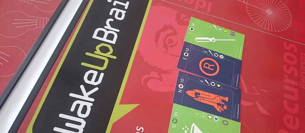 WakeUpBrain, una metodología lúdica de innovación organizacional utilizada en más de 20 países, con tarjetas visuales y dinámicas que estimulan el pensamiento creativo y colaborativo.