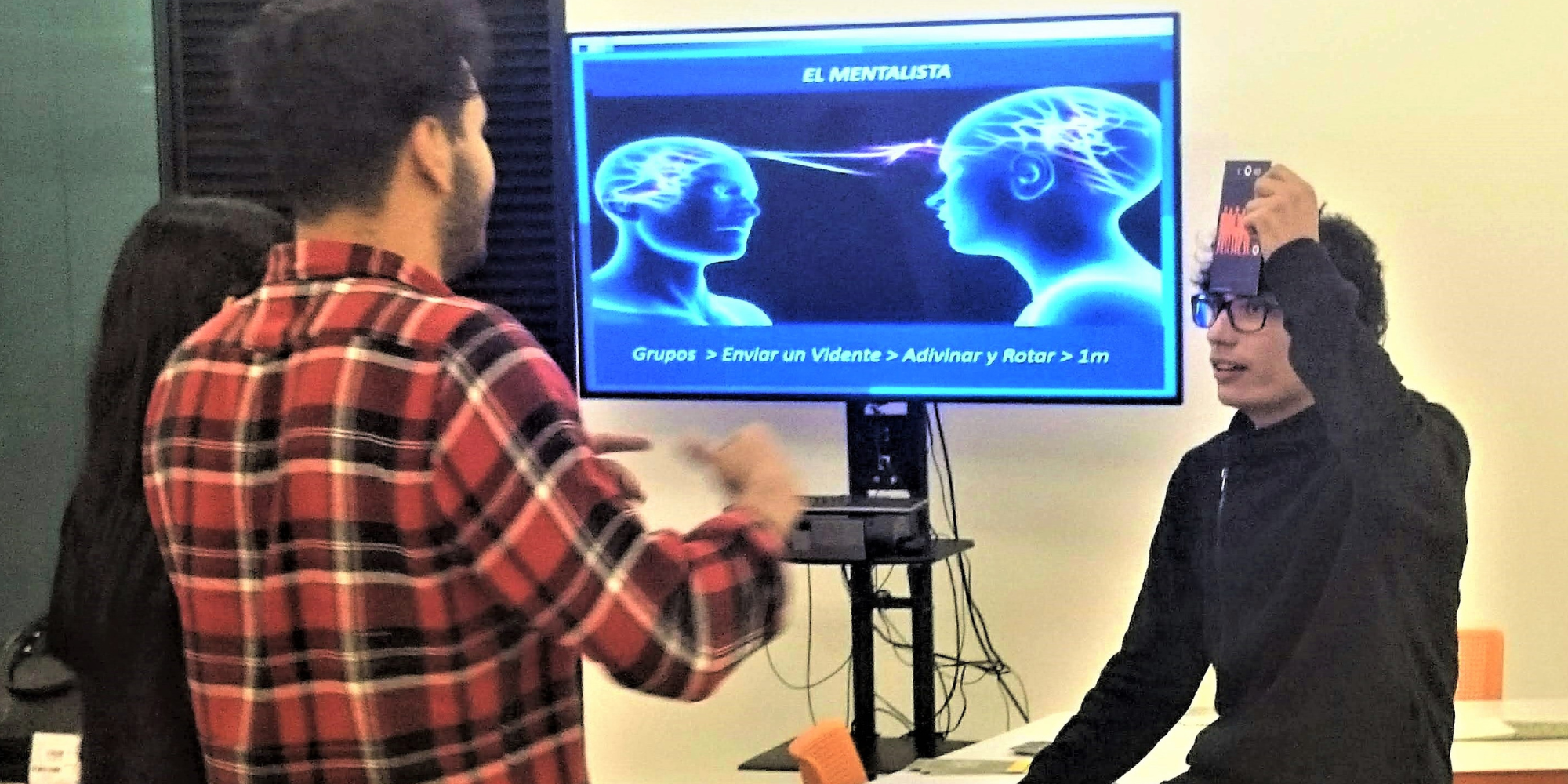 Participantes activando su creatividad e intuición mediante el juego “El Mentalista” de WakeUpBrain, como parte de una metodología lúdica para impulsar procesos de innovación colaborativa.