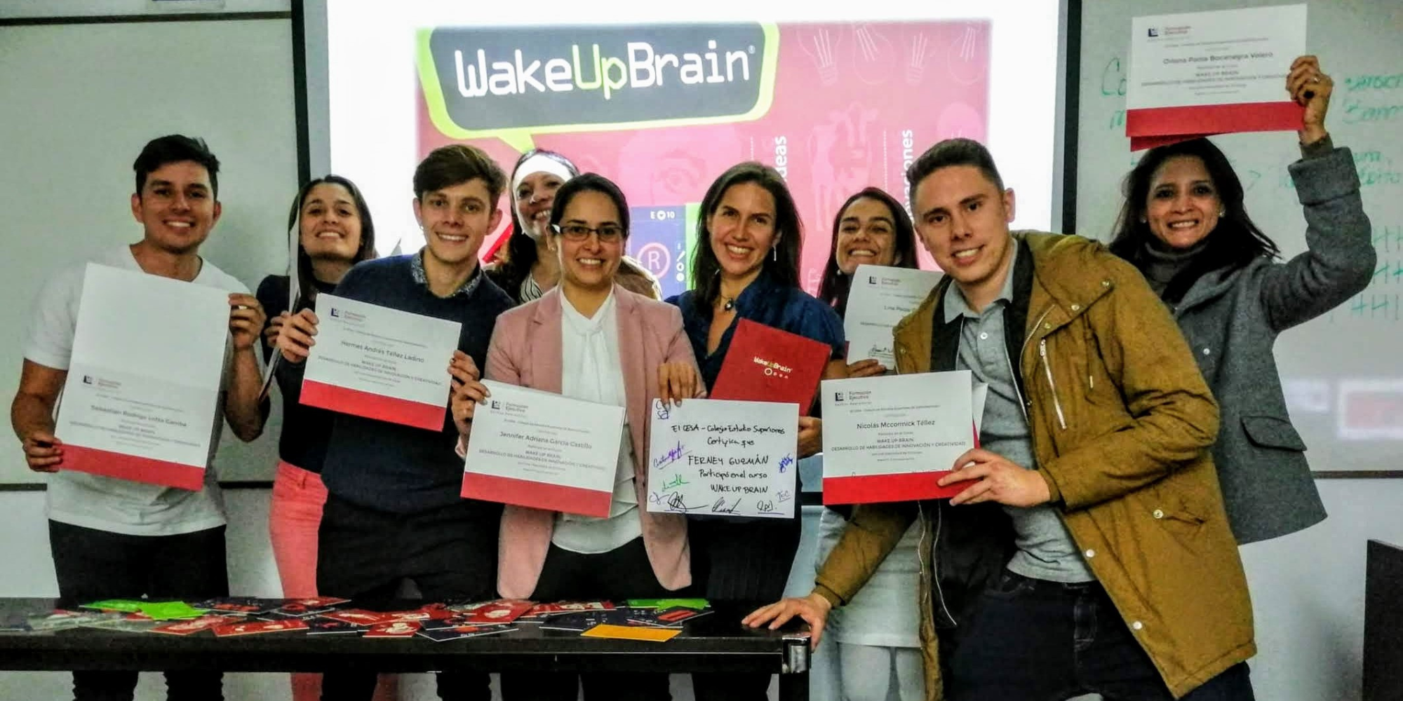 Ejecutivos de empresas certificados en WakeUpBrain durante taller en el CESA, aplicando metodologías lúdicas para fortalecer la innovación organizacional y la creatividad estratégica.