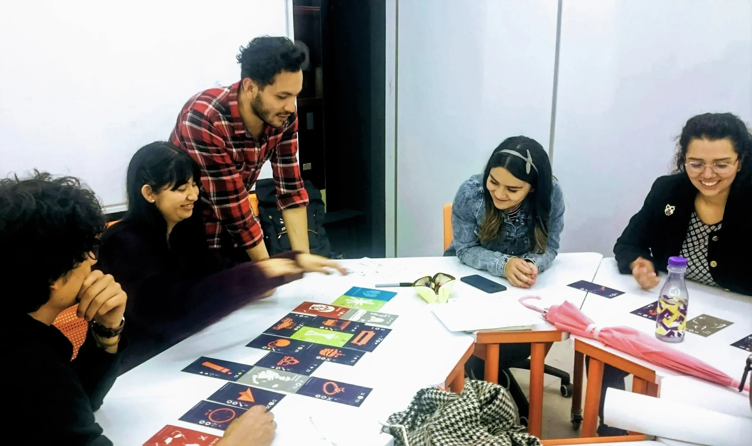 Grupo de estudiantes creando historias innovadoras usando tarjetas de WakeUpBrain durante una sesión de storytelling colaborativo.
