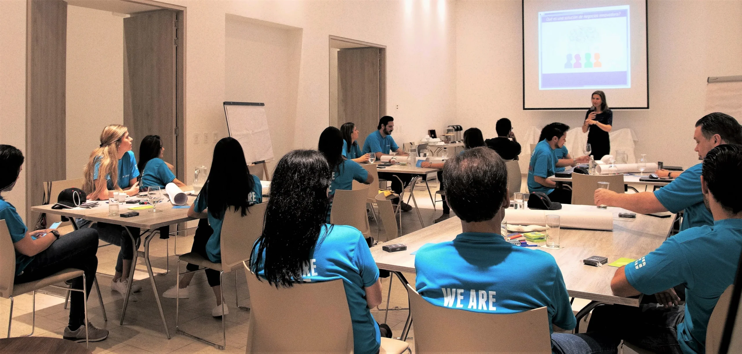 Conferencia y taller de Design Thinking con Fortinet LATAM en Cartagena, resolviendo retos de marketing con innovación.