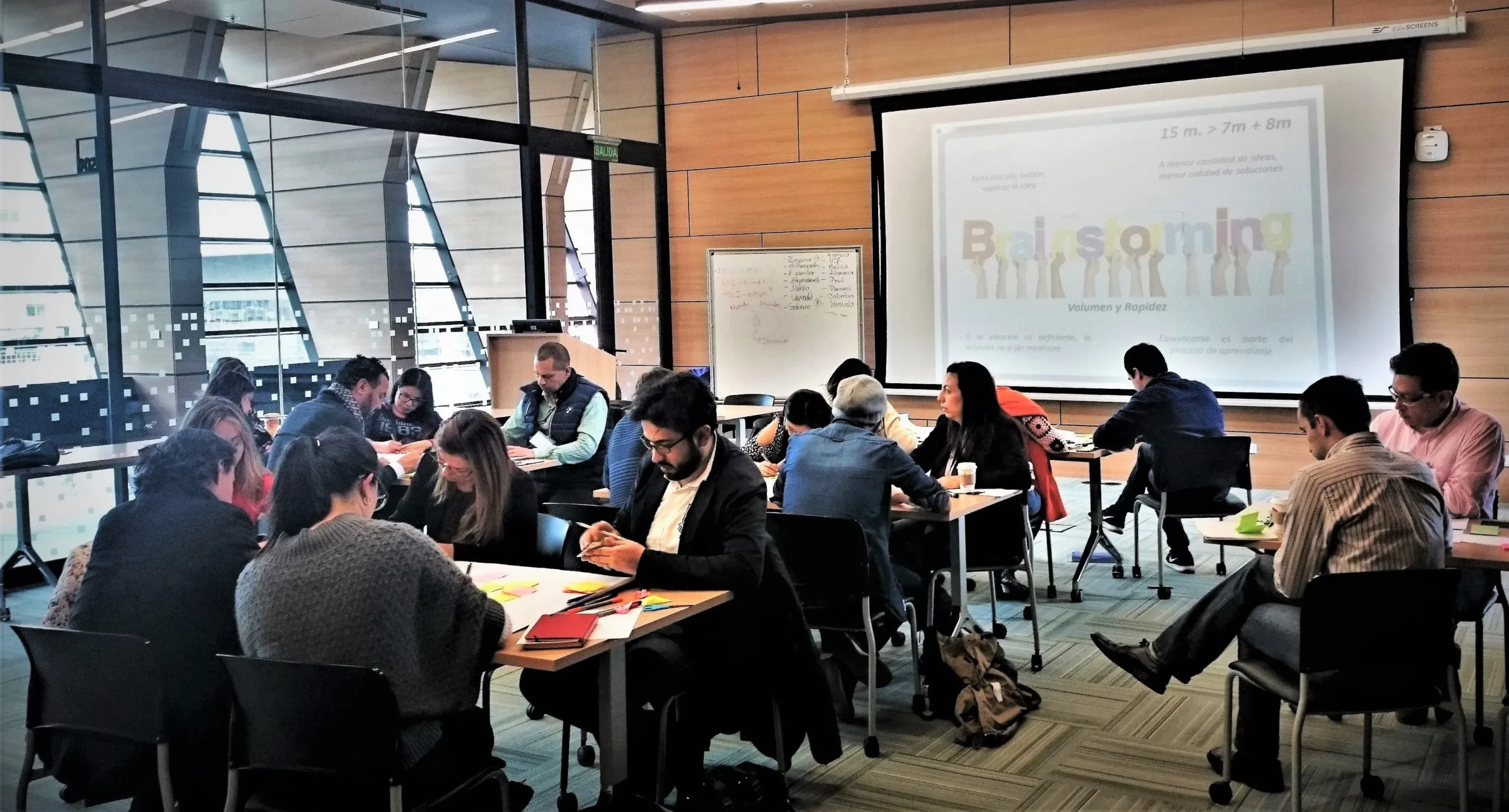 Taller de brainstorming con estudiantes del Executive MBA de la Universidad Javeriana, junto a un equipo nacional e internacional, enfocado en la generación de ideas innovadoras y soluciones estratégicas