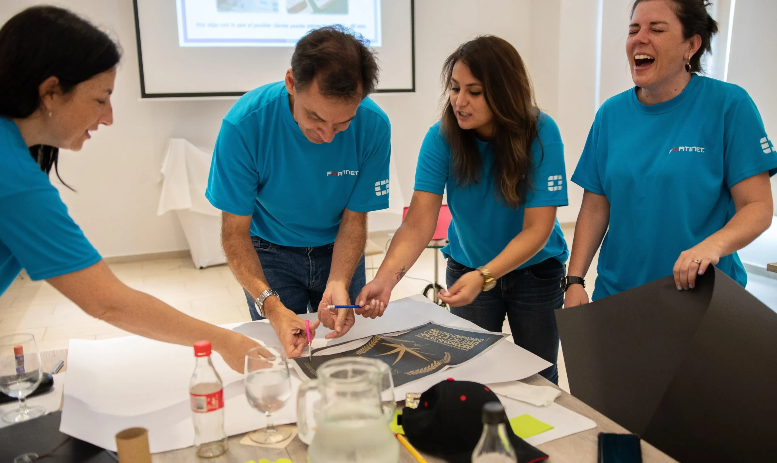 Equipo de marketing de Fortinet LATAM prototipando soluciones durante taller de Design Thinking en Cartagena. 