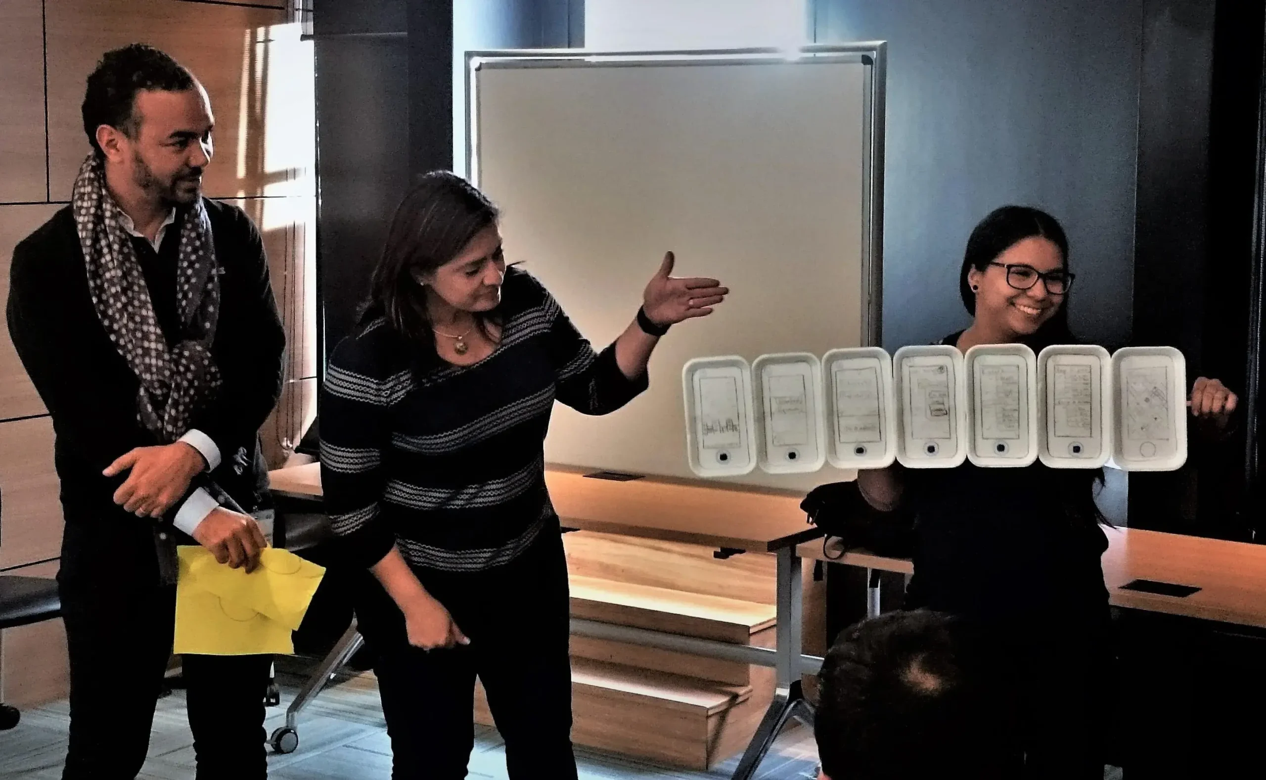 Taller de Design Thinking en la Universidad Javeriana, donde estudiantes del Executive MBA y público nacional e internacional realizaron un prototipo rápido e innovador de una app.
