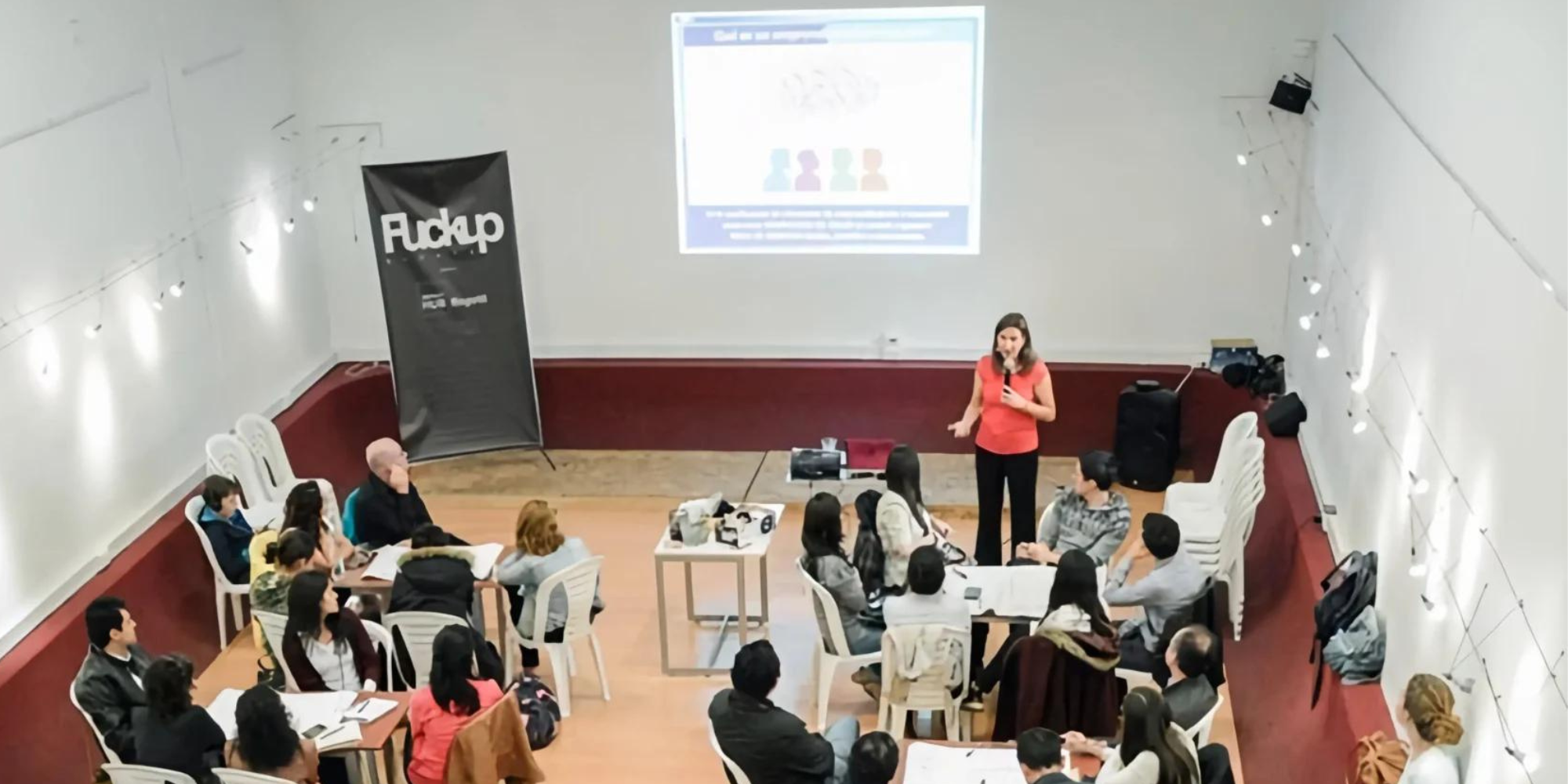 Conferencia y taller de DesignThinking en el Impact HUB durante una sesión Fuckup. Definiendo el Punto de Vista para innovar.