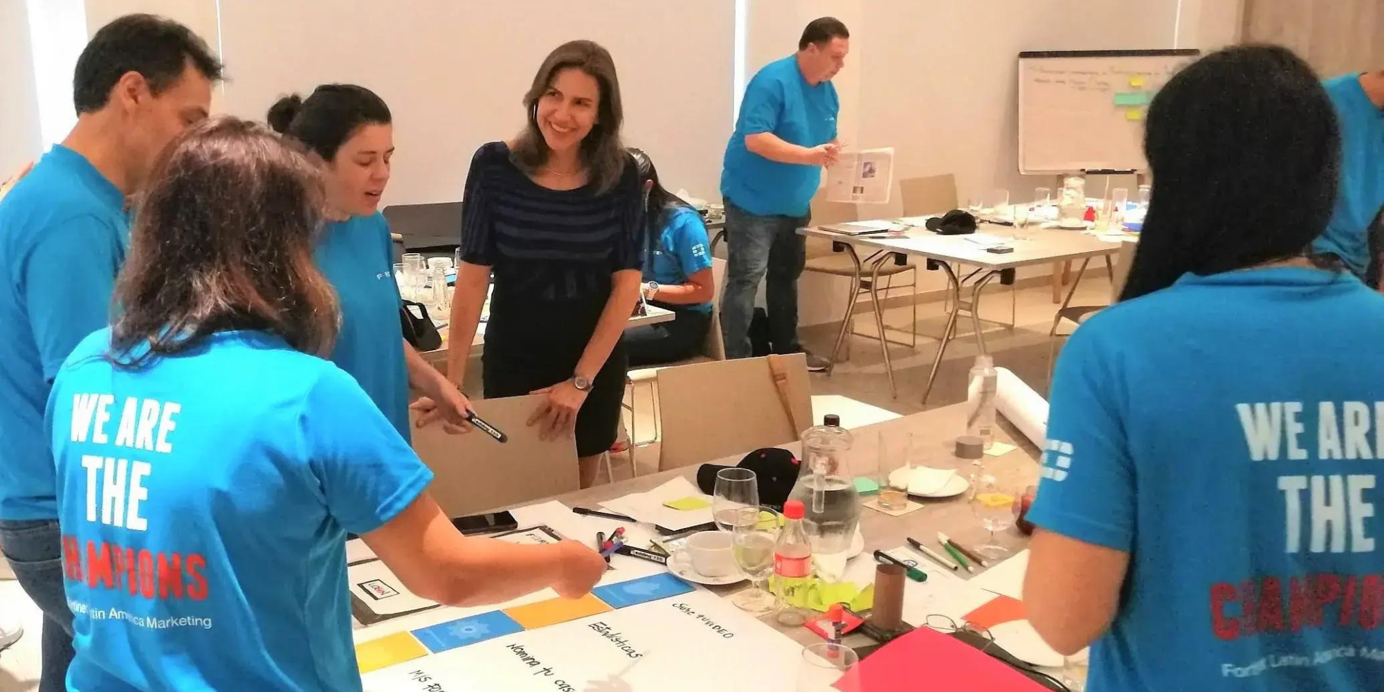 Taller de Design Thinking con Fortinet LATAM y USA en Cartagena, resolviendo retos de marketing con innovación.